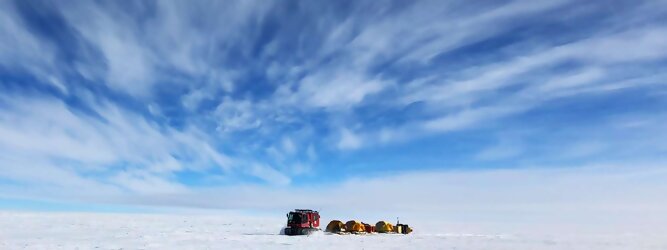 Kurzurlaub beliebtes Urlaubsziel – Antarktis - Null Bewohner, Millionen Pinguine und feste Dimensionen. Am südlichen Ende der Erde, wo die Sonne nur zwischen Frühjahr und Herbst über dem Horizont aufgeht, liegt der 7. Kontinent, die Antarktis. Riesig, bis auf ein paar Forscher unbewohnt und ohne offiziellen Besitzer. Eine Welt, die überrascht, bevor Sie sie sehen. Deshalb ist ein Besuch definitiv etwas für die Schatzkiste der Erinnerung und allein die Ausmaße dieser Destination sind eine Sache für sich. Du trittst aus deinem gemütlichen Hotelzimmer und es begrüßt dich die warme italienische Sonne. Du blickst auf den atemberaubenden Gardasee, der in zahlreichen Blautönen schimmert - von tiefem Dunkelblau bis zu funkelndem Türkis. Majestätische Berge umgeben dich, während die Brise sanft deine Haut streichelt und der Duft von blühenden Zitronenbäumen deine Nase kitzelt. Du schlenderst die malerischen, engen Gassen entlang, vorbei an farbenfrohen, blumengeschmückten Häusern. Vereinzelt unterbricht das fröhliche Lachen der Einheimischen die friedvolle Stille. Du fühlst dich wie in einem Traum, der nicht enden will. Jeder Schritt führt dich zu neuen Entdeckungen und Abenteuern. Du probierst die köstliche italienische Küche mit ihren frischen Zutaten und verführerischen Aromen. Die Sonne geht langsam unter und taucht den Himmel in ein leuchtendes Orange-rot - ein spektakulärer Anblick.