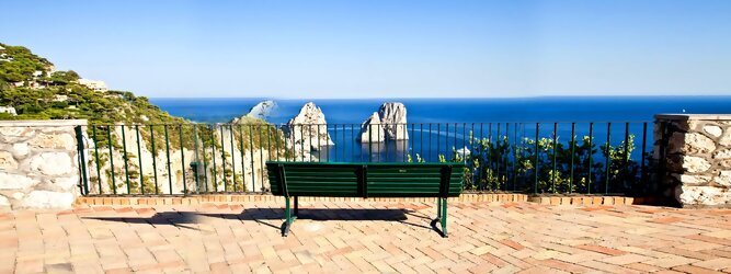 Kurzurlaub Feriendestination - Capri ist eine blühende Insel mit weißen Gebäuden, die einen schönen Kontrast zum tiefen Blau des Meeres bilden. Die durchschnittlichen Frühlings- und Herbsttemperaturen liegen bei etwa 14°-16°C, die besten Reisemonate sind April, Mai, Juni, September und Oktober. Auch in den Wintermonaten sorgt das milde Klima für Wohlbefinden und eine üppige Vegetation. Die beliebtesten Orte für Capri Ferien, locken mit besten Angebote für Hotels und Ferienunterkünfte mit Werbeaktionen, Rabatten, Sonderangebote für Capri Urlaub buchen.