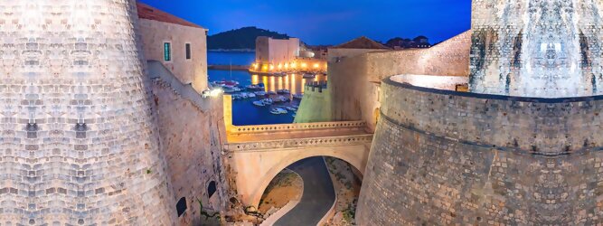 Trip Kurzurlaub Stadt Urlaub - Dubrovnik - Einen Wahnsinns Panoramablick hat man von Dubrovniks Hausberg Srd. Empor geht’s ganz easy und entspannt, minutenschnell mit der Luftseilbahn. Für begeisterte GOT-Fans empfiehlt sich die speziell geführte Game-of-Thrones-Tour zu den bekanntesten Drehorten und Schauplätzen der erfolgreichen Kultserie, der Eiserne Thron ist auf der kleinen idyllischen Insel Lokrum zu bestaunen. Die beliebtesten Orte für Dubrovnik Ferien, locken mit besten Angebote für Hotels und Ferienunterkünfte mit Werbeaktionen, Rabatten, Sonderangebote für Dubrovnik Urlaub buchen. Reisedaten eingeben und Hotel Flug Mietwagen Attraktionen Taxis für eine Dubrovnik Reise flexibel buchen. Sollten sich die Pläne ändern, sind viele der Unterkünfte und Zimmer in Dubrovnik kostenfrei stornierbar.
