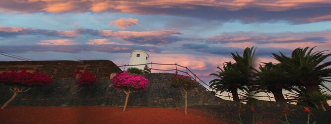 Trip Kurzurlaub Reiseideen Kurzurlaub - Lanzarote - Der Sonne entgegen, die übermächtige Sehnsucht nach Wärme und Licht stillen, wie die Zugvögel der kühlen Jahreszeit entfliehen und herrliche warme Sonnentage im Süden verbringen, so zieht es uns auf die Vulkaninsel Lanzarote vor der Westküste Marokkos. Meer & Strand & Wellness für Körper, Geist und Seele erleben in charmanten Urlaubs Ferienhäusern, vorzüglichen all inclusive Resorts oder edlen exklusiven Villen und Bungalow-Anlagen. Die beliebtesten Orte für Lanzarote Ferien, locken mit besten Angebote für Hotels und Ferienunterkünfte mit Werbeaktionen, Rabatten, Sonderangebote für Lanzarote Urlaub buchen. Reisedaten eingeben und Hotel Flug Mietwagen Attraktionen Taxis für eine Lanzarote Reise flexibel buchen. Sollten sich die Pläne ändern, sind viele der Unterkünfte und Zimmer auf Lanzarote kostenfrei stornierbar.