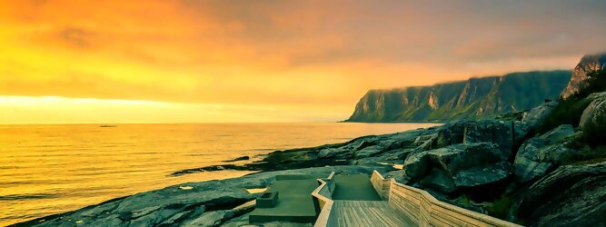 Kurzurlaub Reiseideen Pauschalreise - Norwegen – Schwindelfrei auf Preikestolen – die spektakuläre Felskanzel erhebt sich als steile Plateauklippe über dem Lysefjord. Die Aussicht über den Fjord ist atemberaubend, schwindelfrei sein ist Voraussetzung. Es lohnt sich auf jeden Fall, schon mitten in der Nacht aufzustehen, um den magischen Moment des überwältigend schönen Sonnenaufgangs mitzuerleben, grandios wie sich die ersten Sonnenstrahlen in den steilen Felswänden verfangen und die Bergmauern zum Leuchten bringen. Dieser Augenblick inspiriert zur Demut und Dankbarkeit. Die beliebtesten Orte für Ferien in Norwegen, locken mit besten Angebote für Hotels und Ferienunterkünfte mit Werbeaktionen, Rabatten, Sonderangebote für Norwegen Urlaub buchen.